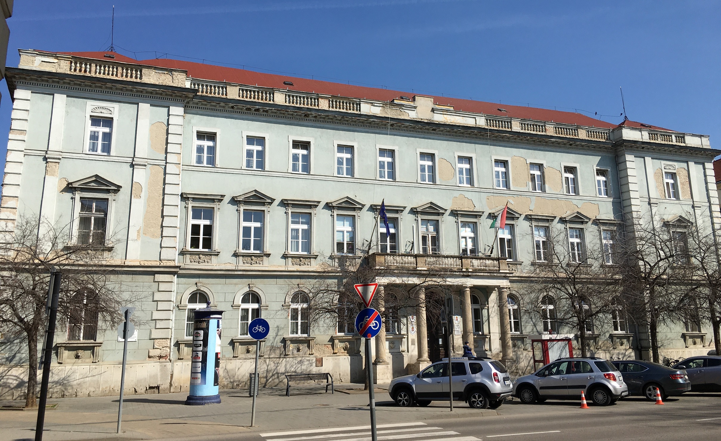 törvényszék épülete leromlott homlokzattal